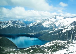 巍峨秀丽的雪山图片