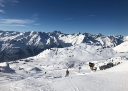 安静的雪山滑雪场图片