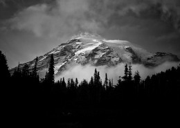 巍峨的雪山图片