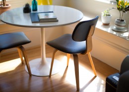 阳光照耀在房子的图片