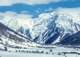 巍峨的壮观雪山图片