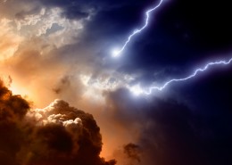 云层下的闪电风景图片