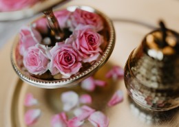 桌上的摆盘玫瑰图片