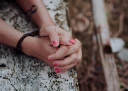 涂指甲油的手图片