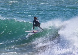 冲浪的青年图片