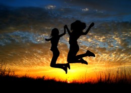 户外夕阳下的人物剪影图片