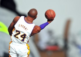 拿着篮球的男士图片