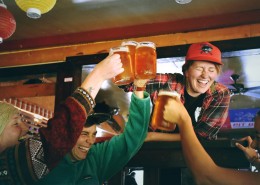 人们聚会喝酒图片