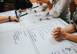 人们坐在一起讨论的图片