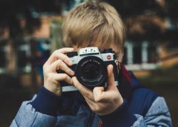 正在用相机拍照的青年图片