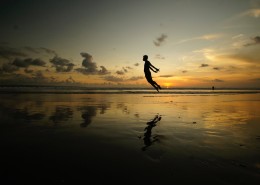 人们在跳跃的图片