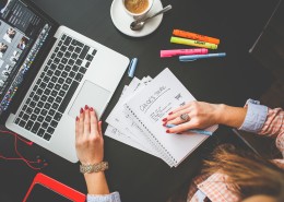 在工作的人们的图片