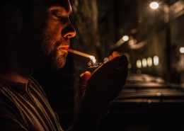 正在吸烟的男子图片