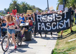 游行抗议的人们图片