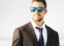 夏日带着太阳眼镜的时尚青年图片