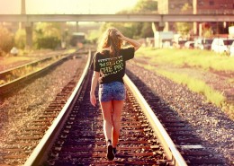 走在阳光下的少女图片