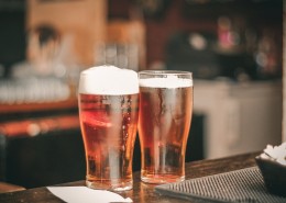 玻璃杯中的啤酒图片