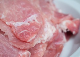 切开的新鲜猪肉图片