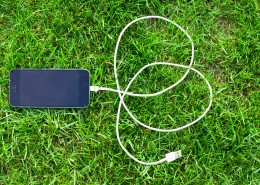 草地上的手机图片