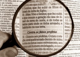 放大镜放大英文书籍图片