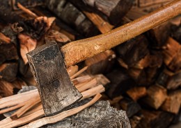 砍在木头上的斧头图片