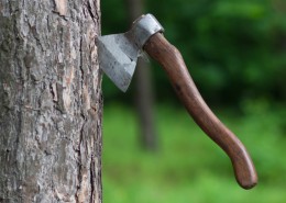 尖利的斧头图片