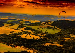 惊险的滑翔伞运动图片