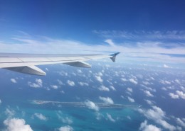 高空中的飞机机翼图片