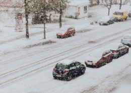 积雪道路上的汽车图片