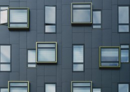 城市里高楼大厦的窗户图片