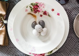 复活节装饰的餐桌图片