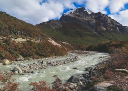 流淌的河流图片