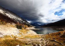 秋日下的落基山脉风景图片