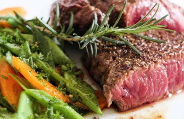 焦嫩美味的惠灵顿菲力牛排现场实拍4K超高清图片